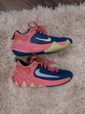 Nike Giannis Immortality 2 Athletic basketball shoes / Men Size 5.5